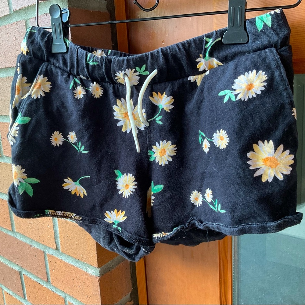Old Navy flower shorts🌻
